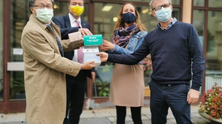 Auf Initiative des FDP-Bundestagsabgeordneten Peter Heidt  übergab heute der Repräsentant der Taipeh Vertretung der Bundesrepublik Deutschland, Prof. Dr. Shieh, dem Leiter der Deutsch-Skandinavischen-Gemeinschaftsschule in Berlin, Atemschutzmasken gegen das Covid19-Virus.